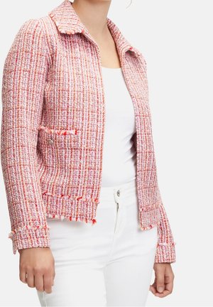 Roze en witte tweedjacket met een kraag, textuurafwerking en franjes aan de randen. Bevat twee voorzakken en een knoopsluiting.