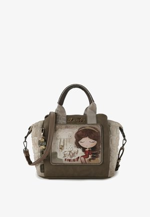 Bolso marrón y beige con materiales de tela y cuero, con un diseño de personaje y el texto "Conócete a ti mismo." Incluye charms decorativos.