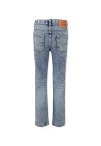 Jeans di jeans azzurri con una vestibilità dritta, tasche posteriori visibili e un'etichetta in pelle sul cinturino. Texture sbiadita su tutta la superficie.