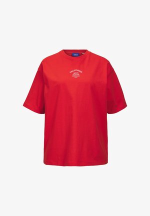 Punane puuvillane T-särk ümmarguse kaelusega, lühikeste varrukatega ja väikese valge trükiga, mis ütleb "JJXX STUDIOS EST.20 KOLEKTSIOON KOPENHAAGEN 1437."