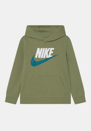 Oliwkowo-zielona bluza Nike z kapturem, długimi rękawami, przednią kieszenią, białym napisem „"NIKE"” i niebieskim logo swoosh na piersi, pokazana na jednolitym tle.