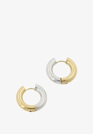 Gouden en zilveren metalen oorringen met een gebogen, halfrond ontwerp; glanzende afwerking; bevestigd met een scharnierende sluiting.