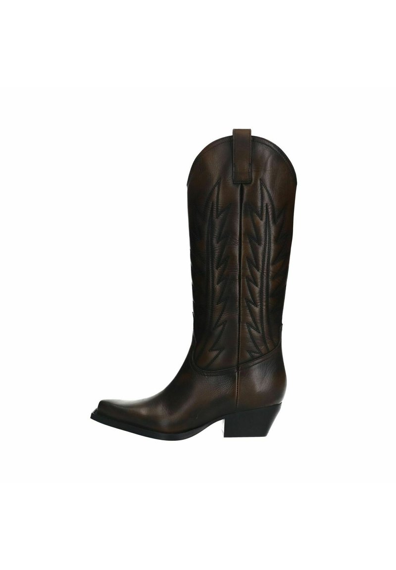 Botte de cowboy en cuir marron avec tige haute, bout effilé et couture décorative en motifs zigzag variés sur les côtés. Talon carré.