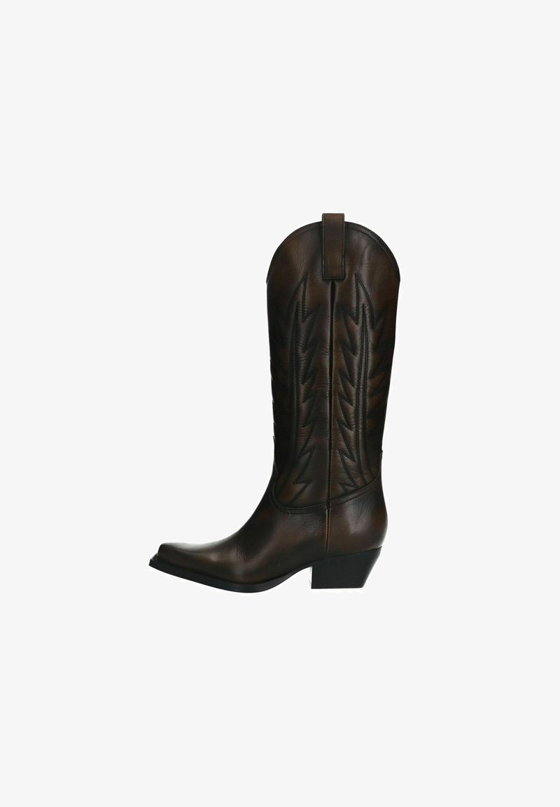 Botte de cowboy en cuir marron avec tige haute, bout effilé et couture décorative en motifs zigzag variés sur les côtés. Talon carré.
