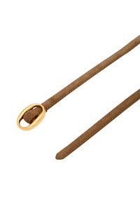 Ruskea mokkanahkavyö, jossa on sileä pinta, varustettu pyöreällä kultasävyisellä metalli-akenalla, joka on suunniteltu sleek- ja minimalistista ilmettä varten.