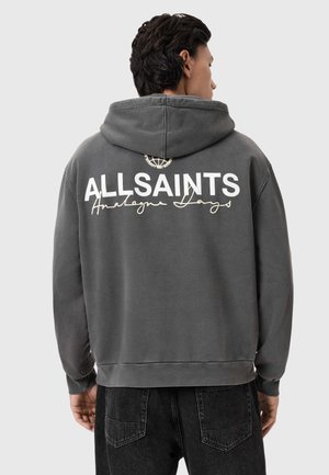Szara bluza z kapturem z dużym białym logo "ALLSAINTS" i tekstem pisanym kursywą na plecach. Posiada kaptur z regulowanym sznurkiem oraz ściągacze na rękawach.