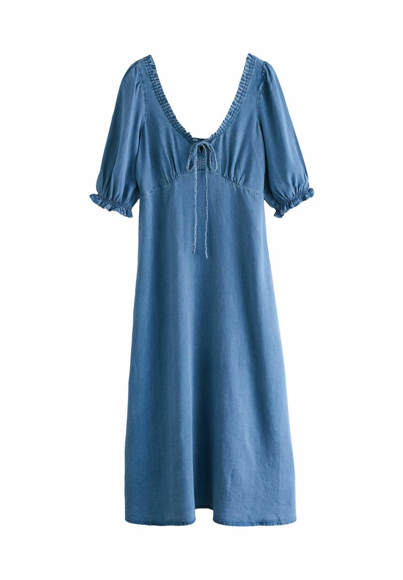 Denim kleita ar V veida kaklu, īsām puff piedurknēm un savilktām detaļām. Mīksta tekstūra, vienkrāsains zils tonis, ar aukliņu pievienojumu priekšpusē.