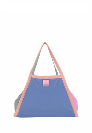 Dreieckige Tragetasche mit blauer Vorderseite, rosa Kanten, grünen und rosa Seitenpanelen sowie zwei Schulterriemen aus rosa und grünem Stoff.