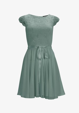 Mintgrøn kjole med blondeoverdel, capærmer og pailletdetaljer. Let skulderparti med bånd i taljen. Blød og glat tekstur.