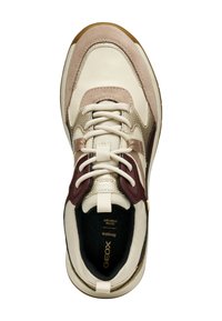 Baskets avec un mélange de cuir beige et crème, de filet gris, d'accents bordeaux et d'une semelle dorée ; comprend des lacets texturés et une doublure.