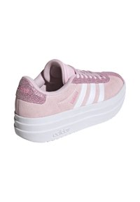 Zapatillas de ante rosa con franjas blancas, suela de plataforma y acento texturizado en el talón. Presenta puntera redondeada y diseño de cordones.