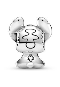 Charm in argento con design stilizzato di un omino di pan di zenzero, con orecchie prominenti e un logo inciso di lato. Texture liscia e lucida.