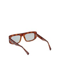 Occhiali da sole tartaruga marrone con montatura rettangolare, lenti grigie riflettenti e steli sottili con dettagli di marca sottili.