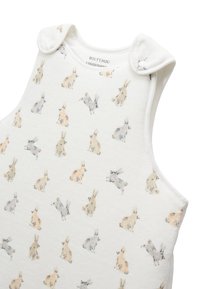Saco de couchage sans manches pour bébé en tissu blanc doux, avec un motif répété de petits lapins illustrés en beige clair et gris.