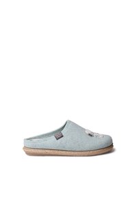Ciabatta in felt azzurro chiaro con retro aperto, caratterizzata da un volto di cane da cartone animato bianco sulla parte anteriore, suola in juta e un'etichetta cucita di lato.