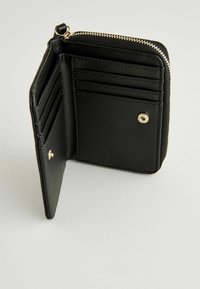 Portefeuille en cuir noir avec fermeture zippée. L'intérieur comporte plusieurs emplacements pour cartes et un compartiment à bouton-pression. Texture lisse, design minimal.