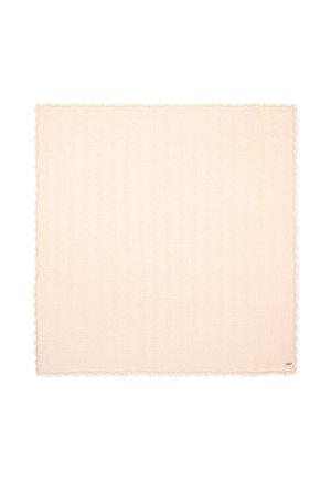 Jasnobeżowy kwadratowy szal z subtelnymi falistymi brzegami i delikatną pionową teksturą pasków na białym tle.