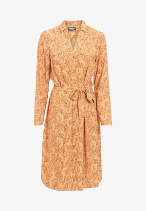 Langsleeve, gekraagde jurk van oranje stof met een bloemenpatroon. Kenmerkt zich door een getailleerde tailleband en een knoopsluiting aan de voorkant met een gebogen zoom.