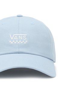 Gorra de béisbol azul claro con visera curva. Presenta el logo bordado en blanco "VANS" y un patrón de cuadros en la parte superior. Está hecha de tela de algodón.