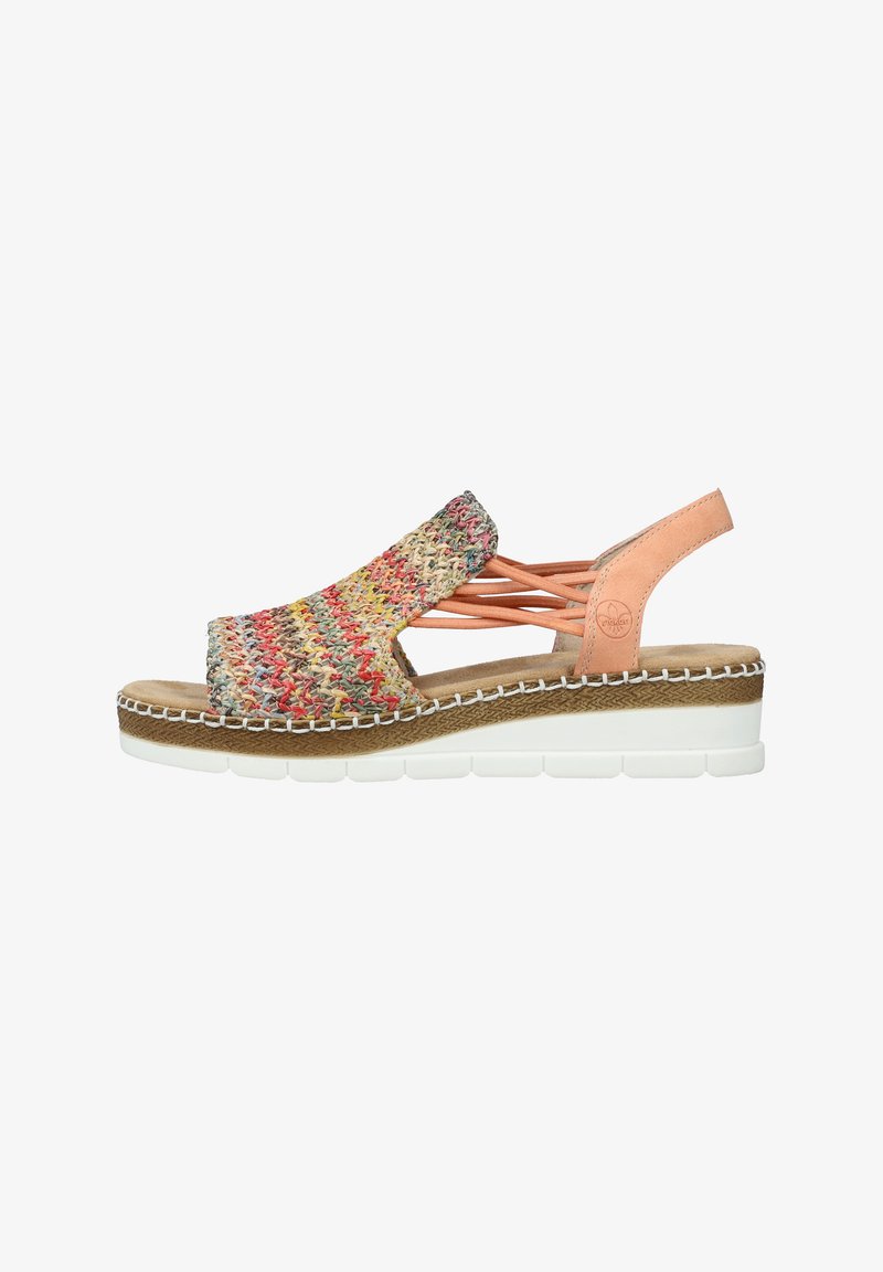 Geflochtene Sandalen in mehreren Farben mit einem beigefarbenen Lederriemen und einer strukturierten braunen Sohle. Mit einer weißen Plattform und dekorativen Steppnähten.