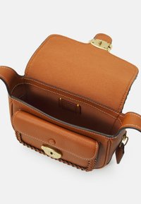 COACH TAB MESS BURNISHED AMBER ONE - Taška cez plece - burnished amber