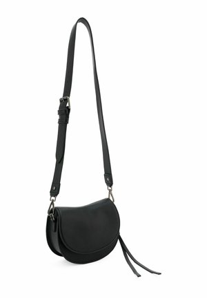 Schwarze Leder-Schultertasche mit geschwungener Form, verstellbarem Tragegurt, silberner Hardware und dekorativen Quasten. Glatte Textur mit minimalistischem Design.