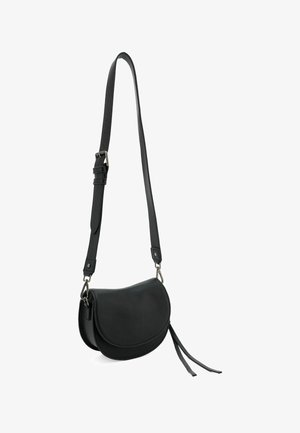 Borsa a spalla in pelle nera con forma curva, tracolla regolabile, finiture in argento e nappine decorative. Texture liscia con design minimalista.