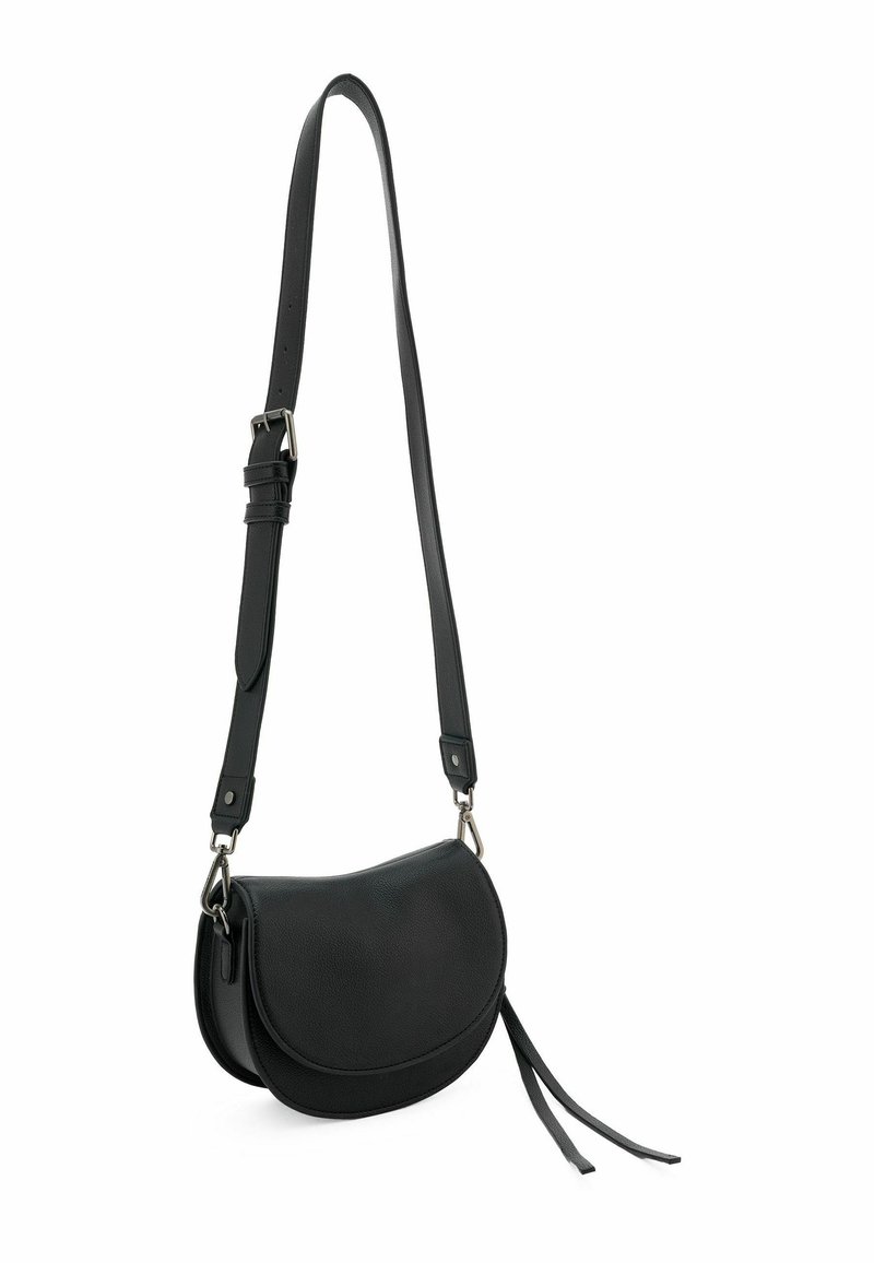 Borsa a spalla in pelle nera con forma curva, tracolla regolabile, finiture in argento e nappine decorative. Texture liscia con design minimalista.