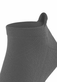 Grijze gebreide enkel sok met een klein trekbandje aan de achterkant voor gemakkelijk aan- en uittrekken, met gedetailleerde stoftextuur en naadloos ontwerp.