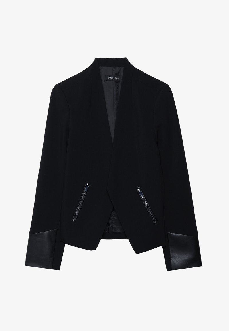 Sacou negru cu guler tip șal, buzunare laterale cu fermoar și accente din piele pe manșete, realizat dintr-un material neted și structurat.