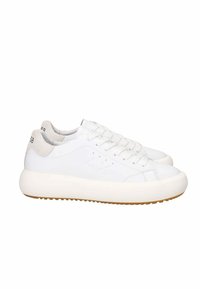 Sneakers bianchi con tomaia in pelle, punta rotonda e suola in gomma spessa. Presentano sottili accenti grigi sul tallone e dettagli cuciti.