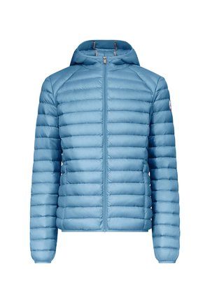 Chaqueta acolchada azul claro con capucha, patrón de acolchado vertical, cierre frontal con cremallera, puños de canalé y acento de logo en la manga.