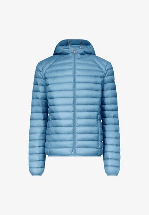 Veste doudoune bleu clair avec capuche, motif matelassé vertical, fermeture éclair sur le devant, poignets côtelés et accent logo sur la manche.