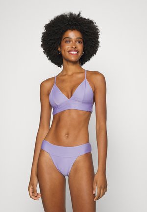 Conjunto de biquíni roxo com textura canelada, sutiã triangular com alças finas e parte de baixo com altura média e uma cintura larga.