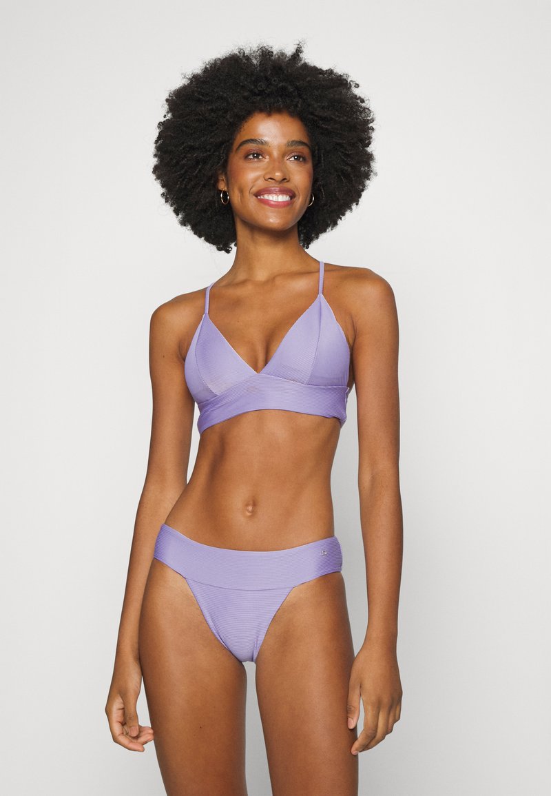 Conjunto de biquíni roxo com textura canelada, sutiã triangular com alças finas e parte de baixo com altura média e uma cintura larga.