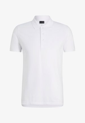 Polo bianca con maniche corte, abbinata a pantaloni sportivi slim-fit grigi e scarpe da ginnastica bianche. Tessuto morbido, design semplice.