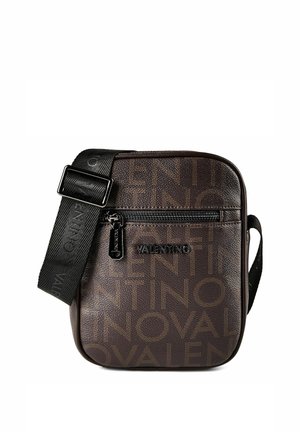 Pequeño bolso bandolera marrón oscuro de Valentino con patrón repetido de logo, bolsillo delantero con cremallera y correa negra ajustable con marca en relieve.