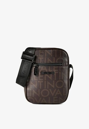 Kleine donkerbruine Valentino crossbodytas met herhalend logopatroon, voorvak met ritssluiting en verstelbare zwarte band met geperste branding.
