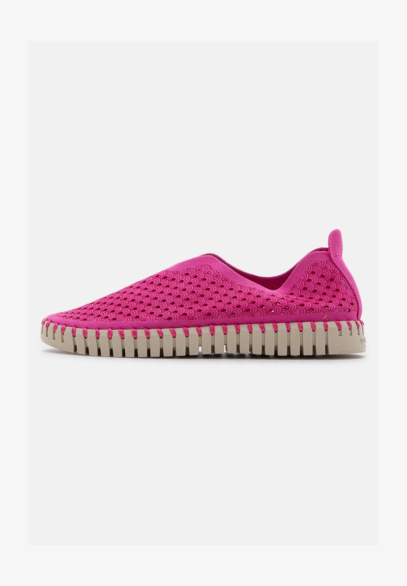 Scarpa slip-on fucsia con un design intrecciato testurizzato, suola flessibile con motivi intagliati e un'etichetta sul tallone per indossarla facilmente.