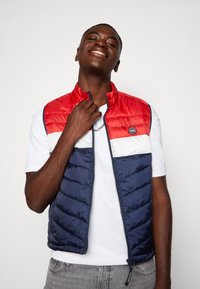 Jack & Jones HERO BODYWARMER COLLAR - Chaleco - dark blue/red