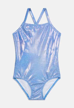 Błyszczący, jasnoniebieski jednoczęściowy kostium kąpielowy z cienkimi, krzyżującymi się na plecach ramiączkami oraz gładką, połyskującą teksturą tkaniny.
