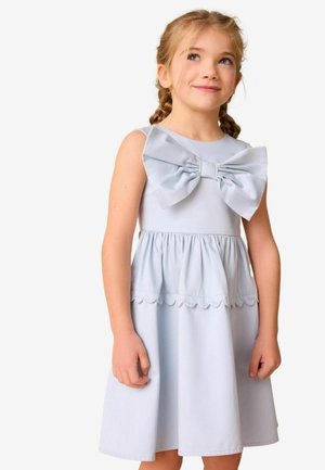 Vestido azul claro con un gran lazo en la parte delantera, cintura fruncida y dobladillo festoneado. Confeccionado en una tela suave con una textura lisa.