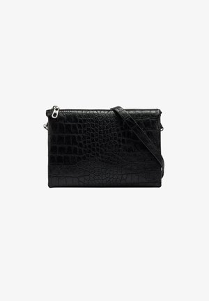 Czarna torebka crossbody z ekoskóry o fakturze krokodyla, z zamkiem błyskawicznym i regulowanym paskiem. Prostokątna forma. Gładkie wykończenie.