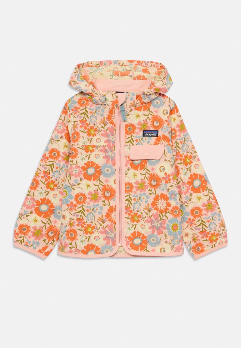 Casaco leve com padrão floral em cores pastéis, com fecho de zíper, capuz e um bolso frontal com botão de pressão. Apresenta acabamento em rosa e flores diversas.