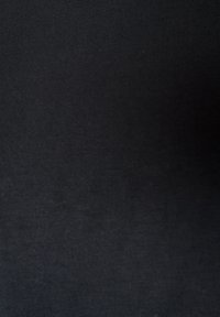 Υφή συμπαγούς μαύρου υφάσματος με διακριτικό υφαντό μοτίβο, ομοιόμορφα φωτισμένη χωρίς ξεχωριστά σχήματα ή αντικείμενα.