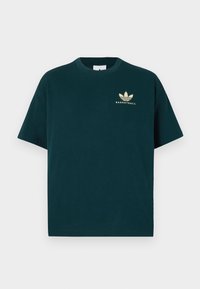 Donkergroen katoenen T-shirt met een ronde hals, korte mouwen en een gouden bedrukt logo met drie bladeren en het woord "BASKETBAL."
