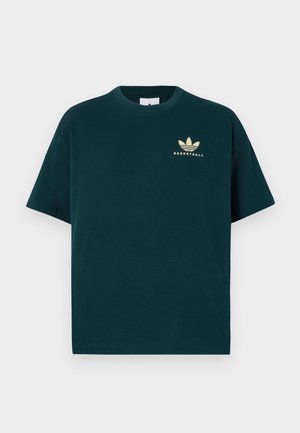 Camiseta de algodón verde oscuro con cuello redondo, mangas cortas y un logo impreso en dorado que presenta tres hojas y la palabra "BASKETBALL".