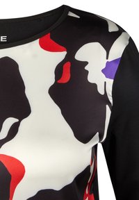 Kurzarmpullover mit einem mehrfarbigen abstrakten Muster in Rot, Weiß und Schwarz, mit einer glatten Textur und schwarzen Stoffakzenten an den Ärmeln.