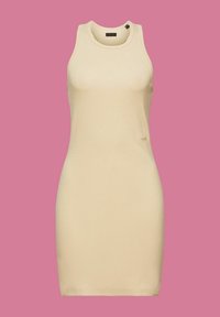 Robe moulante beige sans manches avec encolure ronde, silhouette ajustée et petit logo sur la hanche gauche sur fond rose.