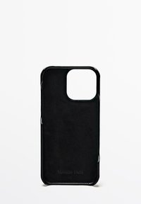 Housse de smartphone noire avec une texture douce et une découpe carrée pour l'appareil photo. Présente le logo en relief "Massimo Dutti" en bas.